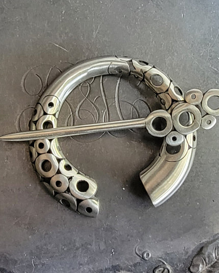 JUL Lua Penannular Brooch